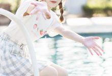 俏皮可爱少女T恤短裙性感写真图片-亿套图
