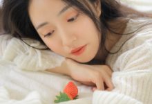 床上美女细长美腿性感诱人写真-亿套图