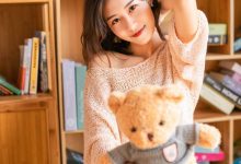 气质美女性感露肩写真图片-亿套图