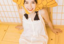 酥胸吊带美女性感诱人写真图片-亿套图