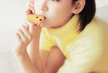 短发轻熟少女性感美腿卧室写真图片-亿套图