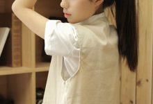 长发美女清新迷人居家写真图片-亿套图