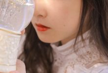 蕾丝裙美女清新复古写真图片-亿套图