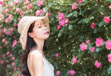 气质美女性感露背诱人写真图片-亿套图