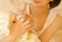 短发清纯美女可爱俏皮写真图片-亿套图
