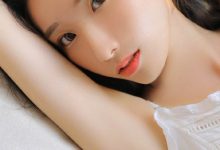 丰满吊带长腿美女裸背诱人写真-亿套图