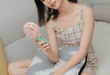 小清新美少女格纹吊带裙写真图片-亿套图