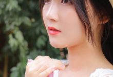 红唇美女萝莉白丝美腿性感户外写真-亿套图