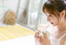吊带热裤美女酥胸美腿性感写真图片-亿套图
