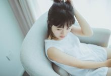 日系美女清新随性居家写真图片-亿套图