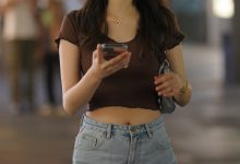 都市丽人玩手机的热裤美女【88P+2V-1.48G】-亿套图