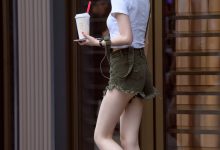 都市丽人听歌的长腿牛仔热裤美女【30P-125MB】-亿套图