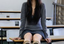 足愉心 NO.042 萱萱（搭配：灰色毛衫、黑色短裙、松糕鞋、白色棉袜、裸足）[110P+2V／10.5GB]-亿套图