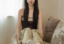 足愉心 No.053 小瑶（搭配：棕色抹胸、工装裤、白棉袜、滑板鞋、裸足）-亿套图